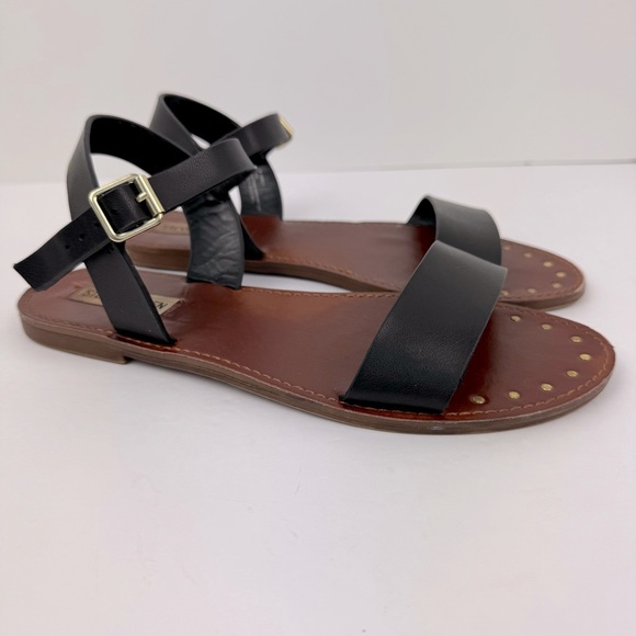 Steve Madden faux leather flat sandal. Size 9. Black. - Picture 1 of 8